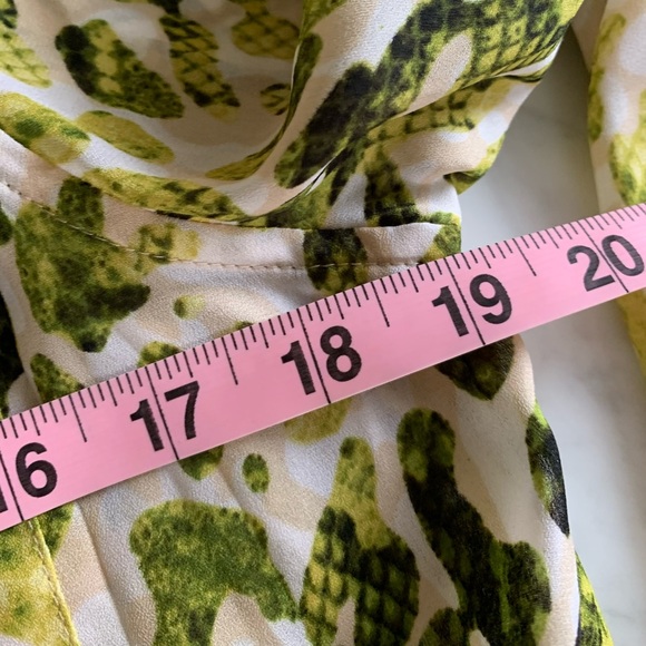 Jones New York Sport chartreuse snakeskin print blouse fold up sleeve size M - Picture 8 of 8